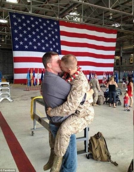 美一名男同性恋士兵战场归来当众上演热吻 图 新闻 腾讯网