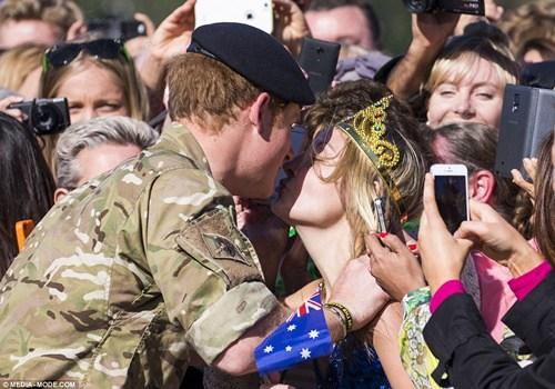即将结束在澳大利亚服役生活的英国哈里王子(Prince Harry)7日前往悉尼歌剧院与澳大利亚民众道别，一名高举着“请娶我”牌子的女孩幸运地获得了与哈里王子吻别的机会。图片来源：澳洲网。