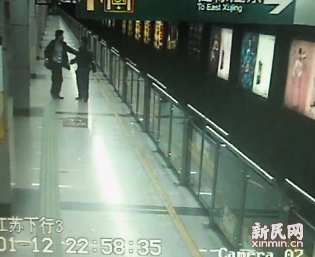 上海一男子大闹地铁站 扬言要“卸站务员胳膊”