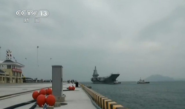 中国航母辽宁舰首次靠泊三亚某军港实拍(组图)