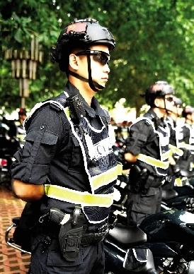 郑州组建特警巡逻队 外形炫酷携带杀伤性武器