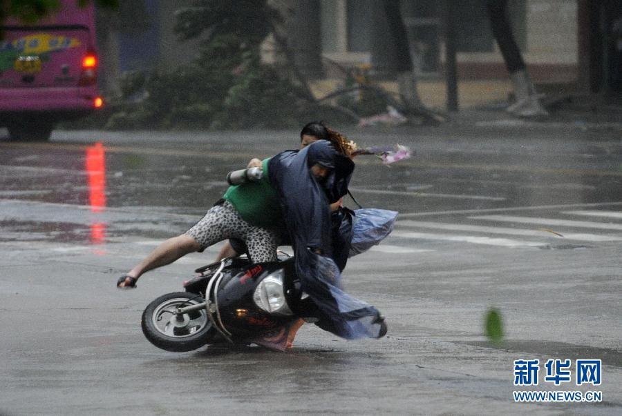 广东湛江徐闻县城一辆行驶中摩托车被强风刮倒
