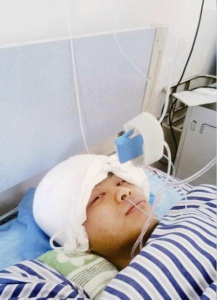 吴辉铭躺在病床上