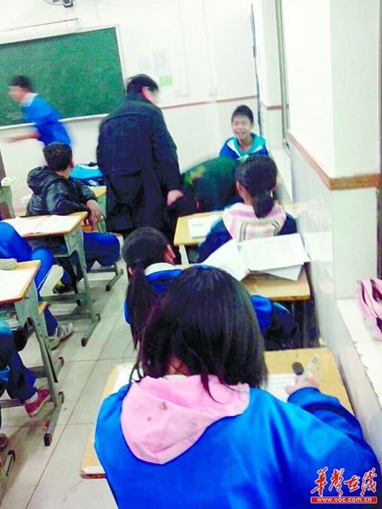 男孩体罚室_体罚小男孩一直到死_老师体罚男孩_体罚 ...