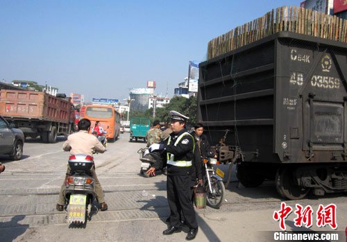 广西桂林发生火车脱轨事故 截断322国道(图)