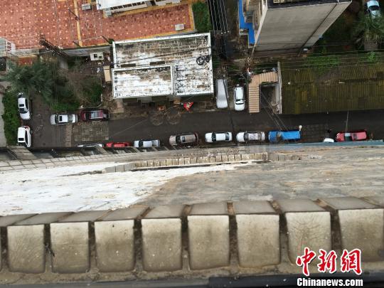 昆明数小区外墙砖脱落严重 威胁路人安全(图)