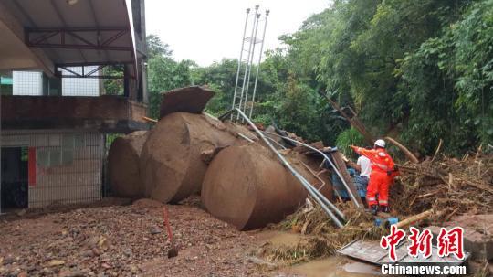 山洪冲毁福建漳平一加油站 消防紧急处置(图)