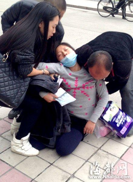 福州10岁男童上学途中被卷出租车底 母亲哭晕