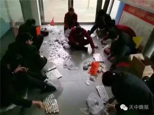 惊呆!河南男子带数麻袋硬币买车 累坏销售员(图)