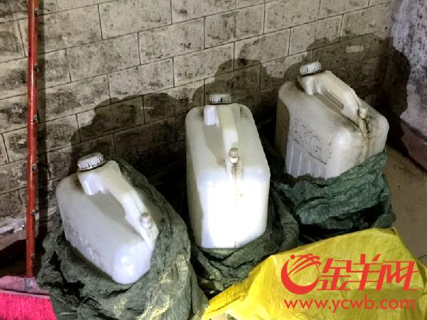 大批名牌假洋酒现广州 黑作坊用发霉塑料桶装酒