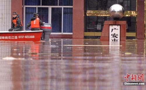 四川广安洪水持续高位不退 老城区被泡2天2夜