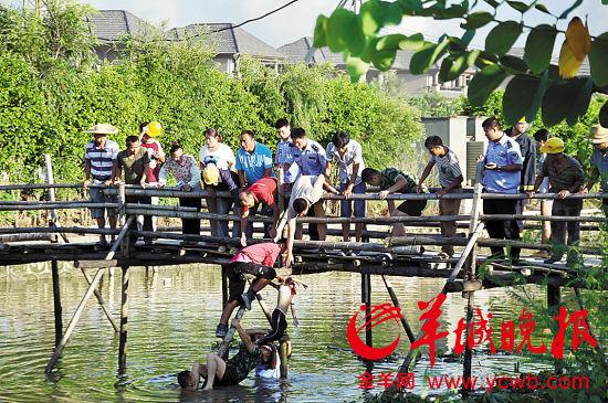 母女上学路上落河双双溺亡 丈夫崩溃跳江自杀