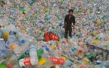 200多斤男子被埋5米高废品塑料瓶堆