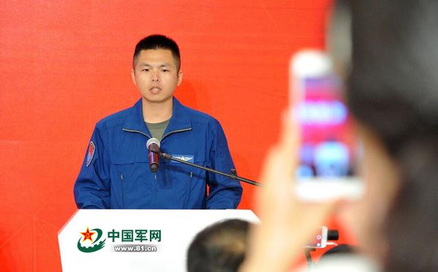 空军召开发布会:运20、轰6K、歼10B等飞行员