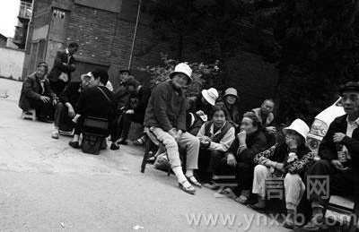 神秘人持械夜袭农贸市场 缘起拆迁纠纷(图)