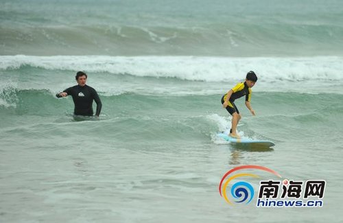 万宁冲浪节:教练免费教学冲浪 国人冲浪热情高