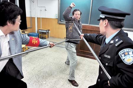 北京警方称5月4日起校门巡逻将增派武装特警