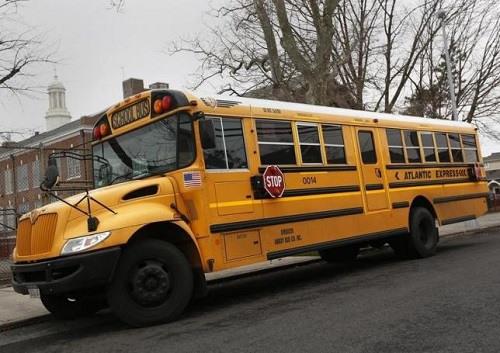 美国5岁女孩被校车拖行数十米 路人追赶拦车
