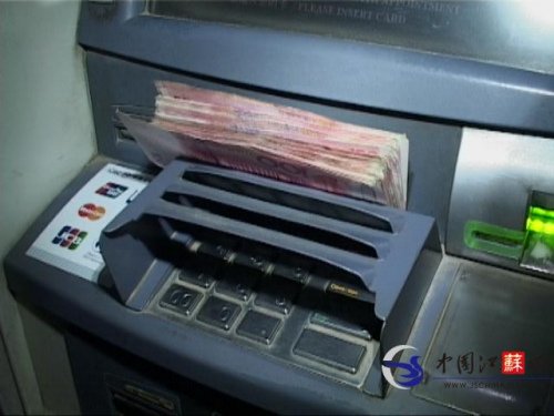 李先生告诉记者,当时他正准备将银行卡插入柜员机,这叠钱突然就自动