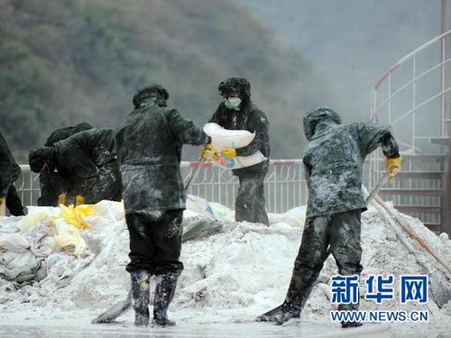 1月26日,在广西龙江河宜州洛东水电站大坝,处置人员在向河中投放石灰和氯化铝,中和过滤河内超标的镉,降低镉浓度。位于广西宜州市境内的龙江河发生镉浓度超标后,河池市第一时间启动应急预案,成立处置指挥中心,采取措施,整合各方力量和资源,通过控制受污染河水的流量、引入其他水流对镉超标河段进行稀释、投放中和物等方式,科学妥善推进污染物浓度降低工作。新华社记者 黄孝邦