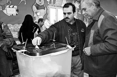 图为两名男子正在参加第二轮宪法公投。 （光明日报发 于毅摄）