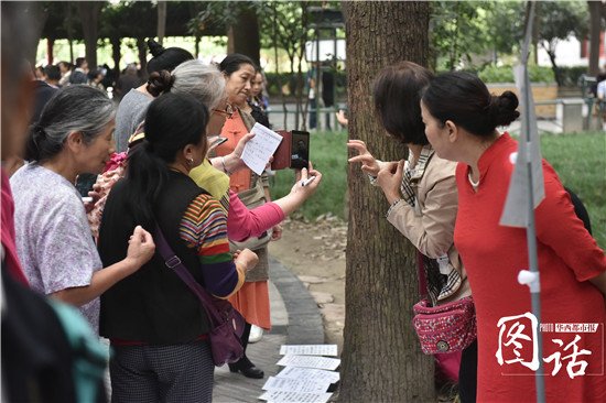 国庆相亲扎堆 成都的公园“相亲角”好热闹(组图)