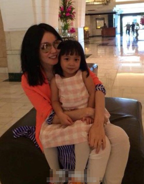 王菲怀抱赵薇<em>爱女</em>小四月 墨镜遮眼心情大好(图