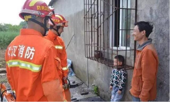 哥记得前段时间跟你们说过,有个熊孩子头卡在防盗窗里,他亲爹却还在