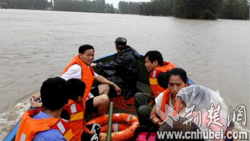 湖北团风举水河水位上涨 冲锋舟转移被困群众