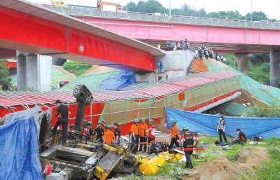 韩国首尔一工地重型装备坠落致中国工人2死1伤