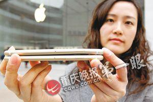 女子买iphone6一个月变弯 苹果店称不能退(图)