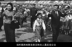 短短的30秒钟,不仅包含了西哈努克和莫尼克的合照,还有对参与当时活动