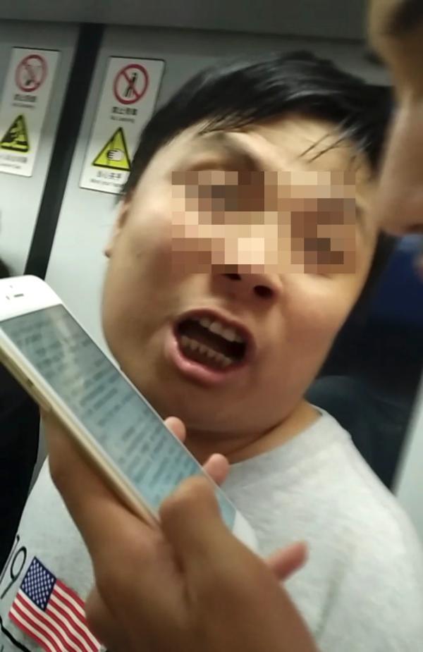 上海女子称地铁遭遇&ldquo;咸猪手&rdquo; 无人相助反被骂