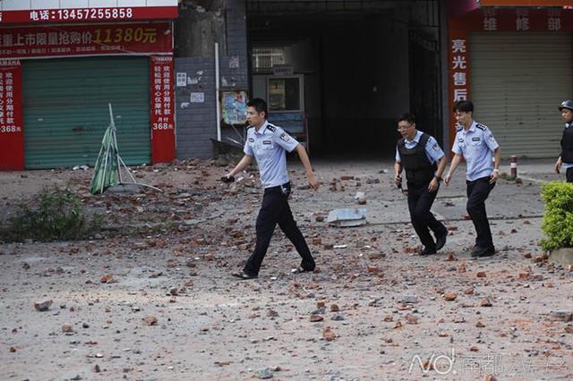 柳州爆炸亲历者讲述：包裹炸弹在我手上爆炸