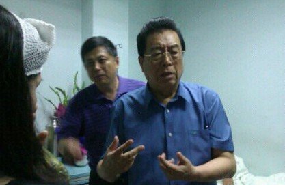 李双江病房看望被儿子殴打夫妇 称宁愿被打一顿