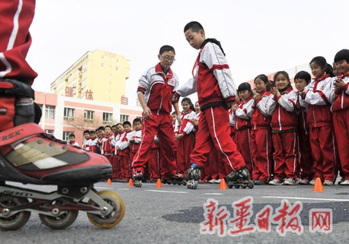 27小学同学们在进行轮滑技巧比赛