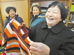 76岁阿婆七年手织300余件毛衣送贫困学生