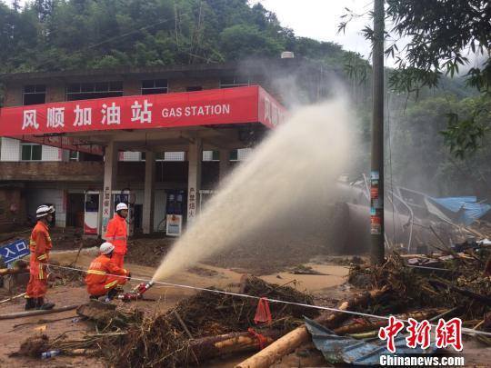 山洪冲毁福建漳平一加油站 消防紧急处置(图)