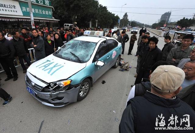 福州10岁男童上学途中被卷出租车底 母亲哭晕