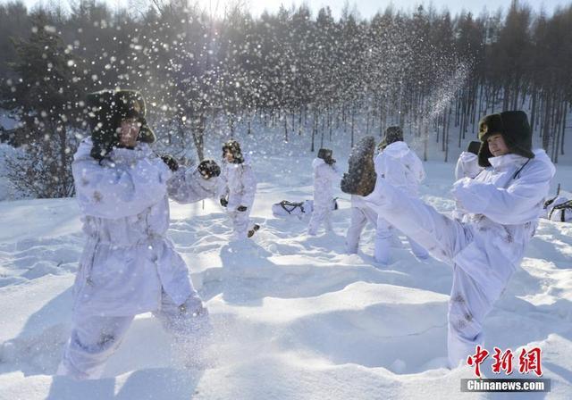 组图：特战旅女兵深入林海雪原冬训 演练雪地野战