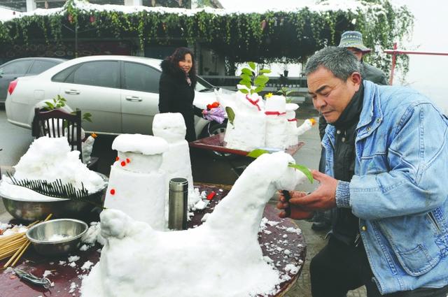 成都農民抓住商機賣雪人 半天賺上千元(圖)