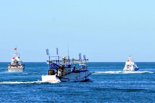 台湾保钓船在钓鱼岛海域与日舰对峙5小时