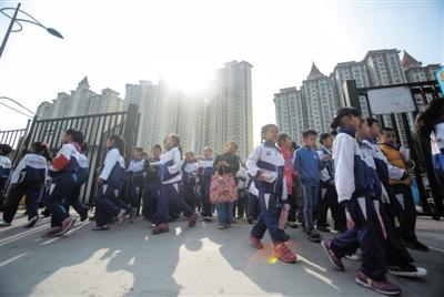 燕郊教育之困:学生年增5000人 教师缺口400