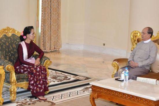 当地时间12月2日，缅甸首都内比都，昂山素季与总统吴登盛会晤。