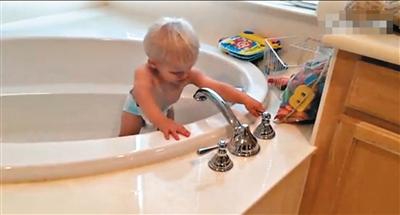 国外1岁半宝宝在家独立穿衣洗澡走红网络