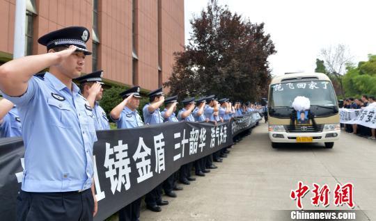 南京千余公安悼念殉职民警 女儿哭着要爸爸抱