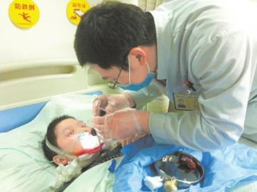 母亲在天降钢架瞬间为护儿子被砸死 儿子受轻伤