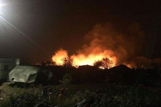 法国巴黎恐袭数小时后 加莱难民营燃起大火