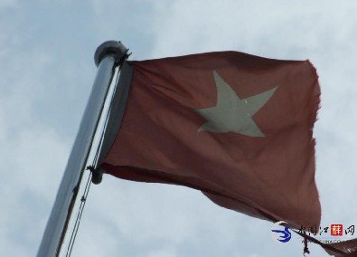 江苏淮安机关大楼悬挂破损国旗被误为越南国旗
