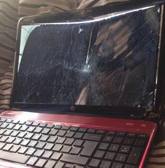 男子看黄片发现母亲走近 一拳打碎电脑屏幕